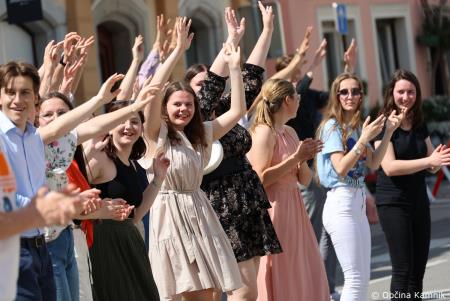 Kamnik danes v znamenju maturantske četvorke, v kateri je zaplesalo preko 200 maturantk in maturantov (117)